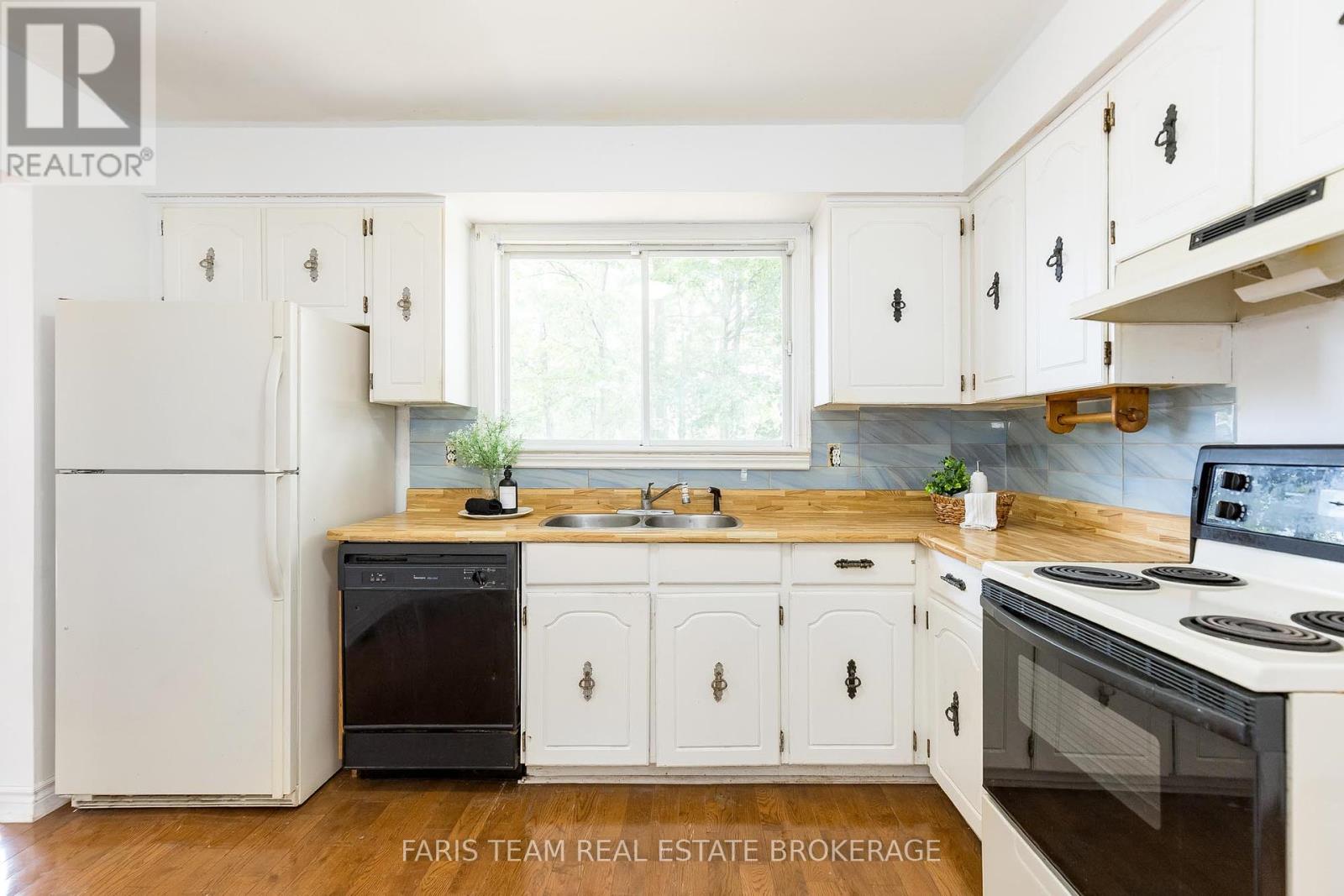 41 FARMINGDALE CRESCENT