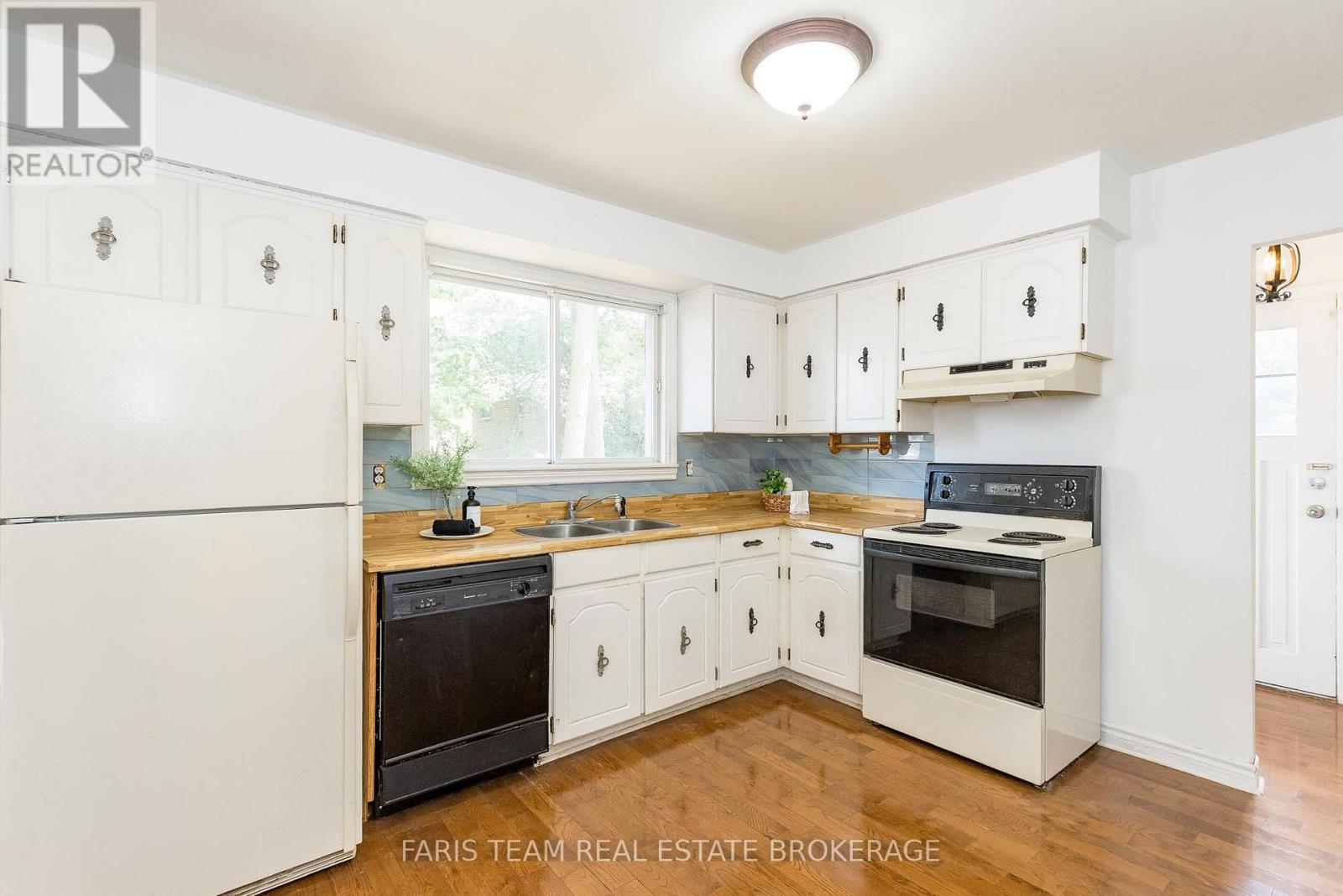 41 FARMINGDALE CRESCENT