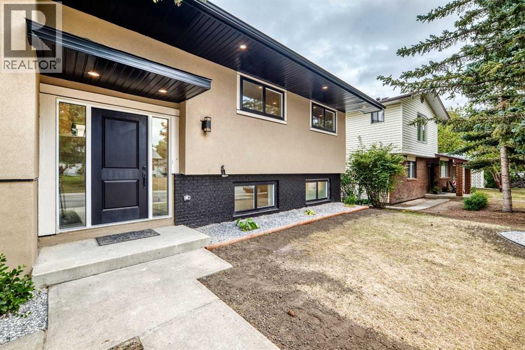 307 Silverthorn Way NW