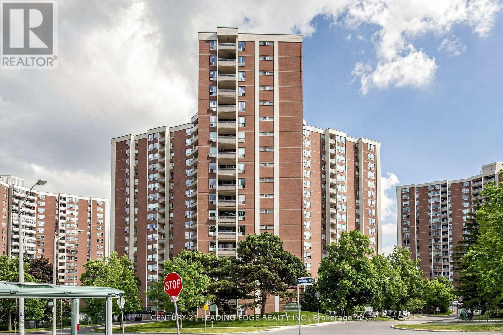 Photo 1 of 36 — 304 - 5 VICORA LINKWAY Unit 304, Toronto (Flemingdon Park), ON M3C1A7