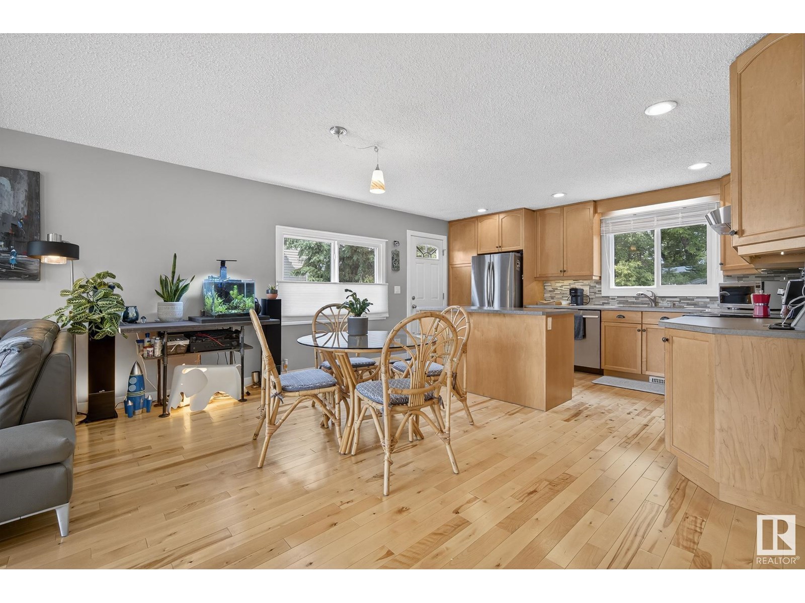 4524 35 AV NW