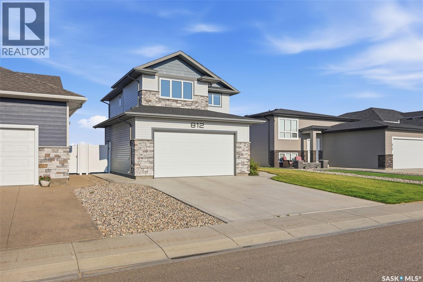 SK S0K2T2 812 1st AVENUE N