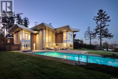 8407 Lochside Dr Central Saanich BC V8M1T9