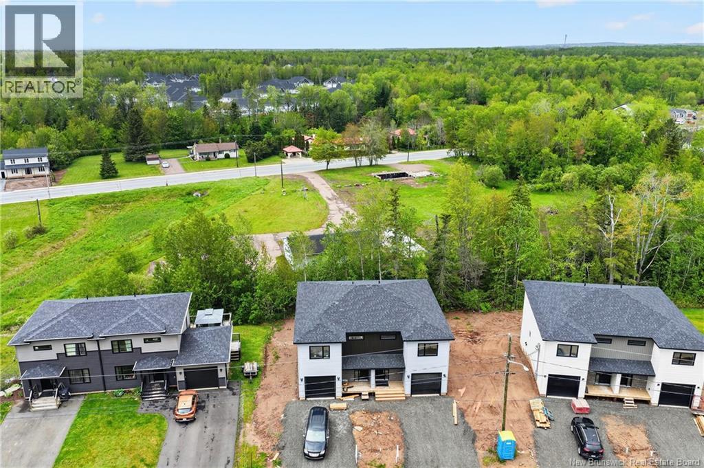 102 & 104 Francfort Crescent - Photo 2