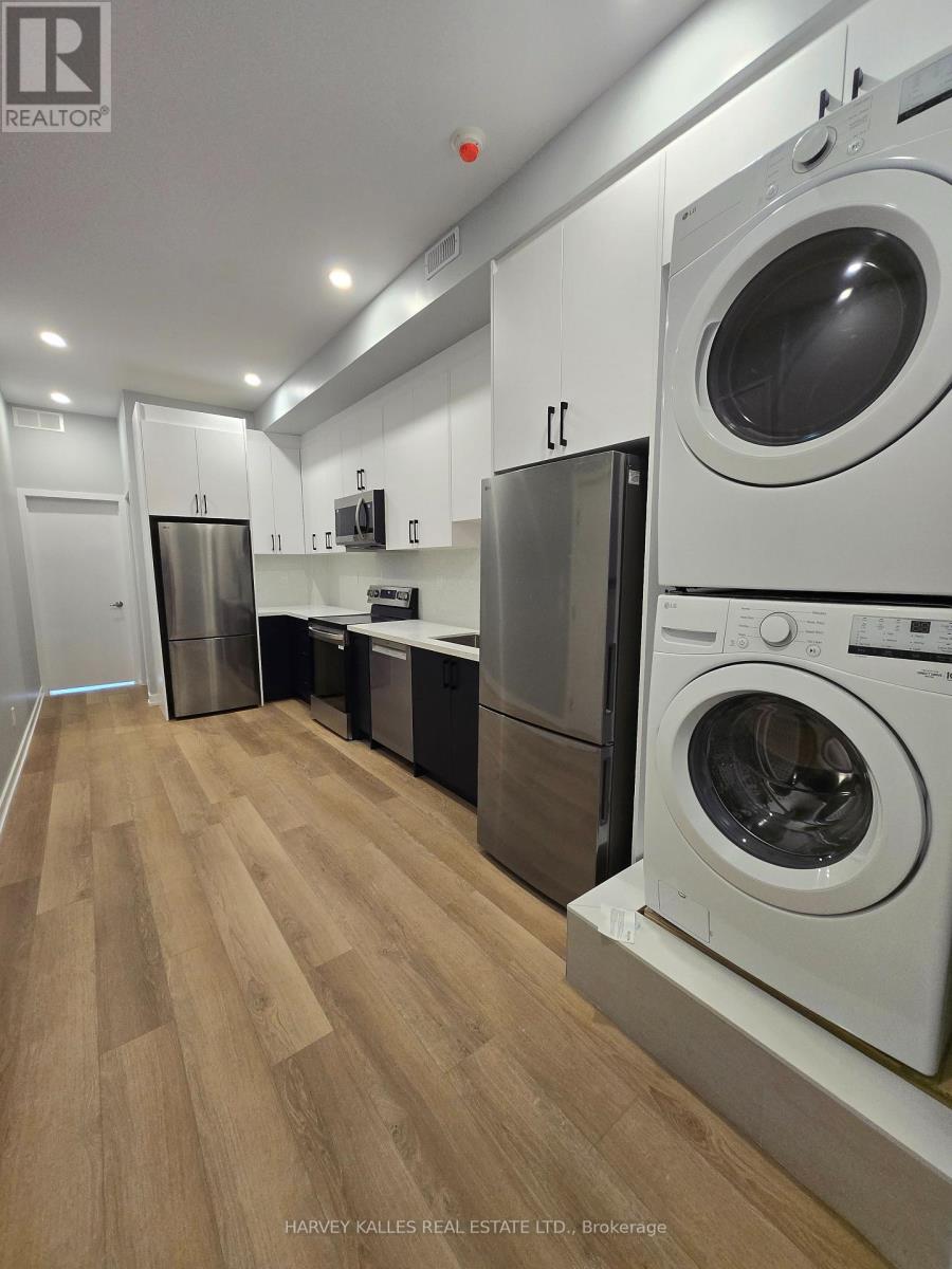 453 DUNDAS STREET W