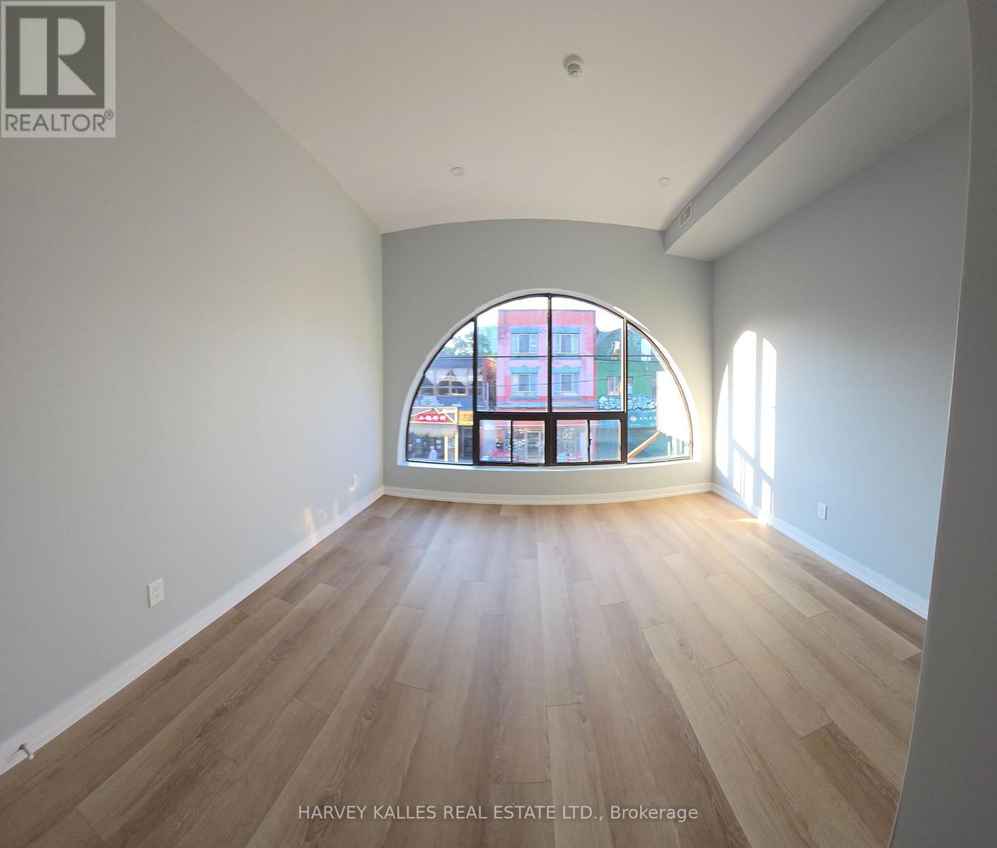 453 DUNDAS STREET W