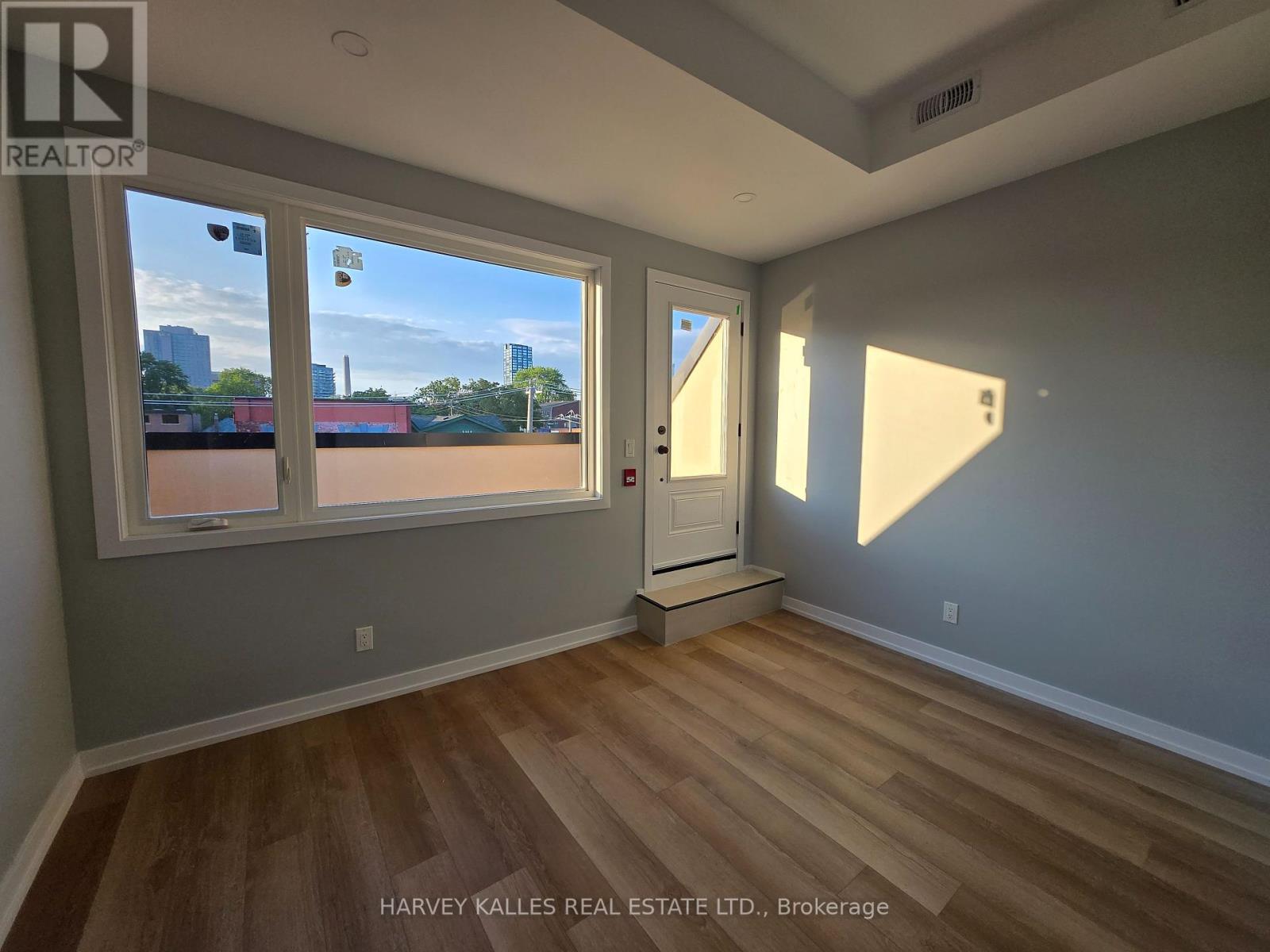 453 DUNDAS STREET W
