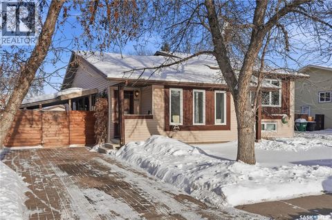 805 Kingsmere BOULEVARD Saskatoon SK S7J4C4