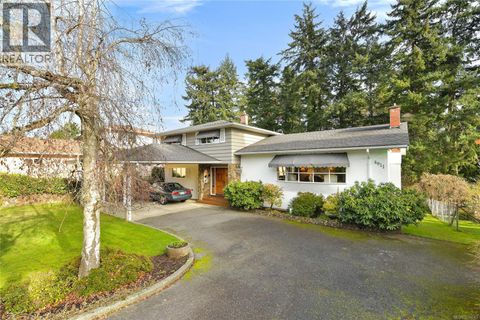 4911 Sea Ridge Dr Saanich BC V8Y2B5