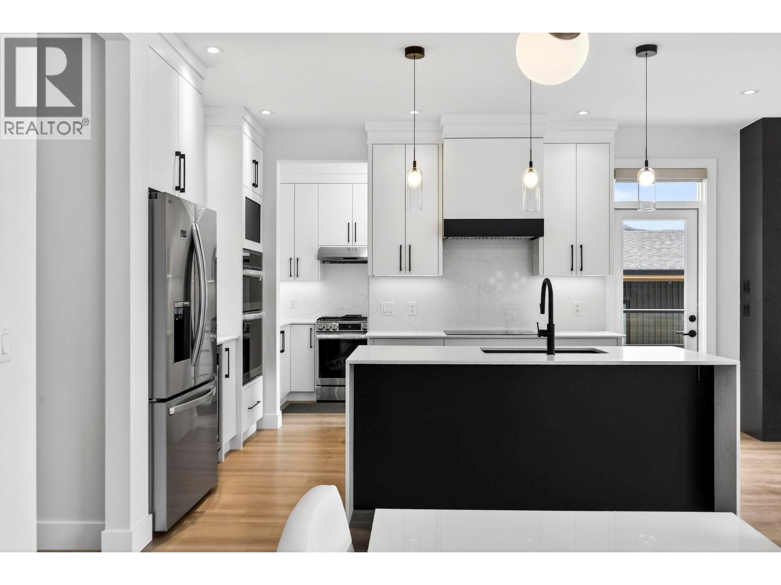 10-1960 Northern Flicker Court