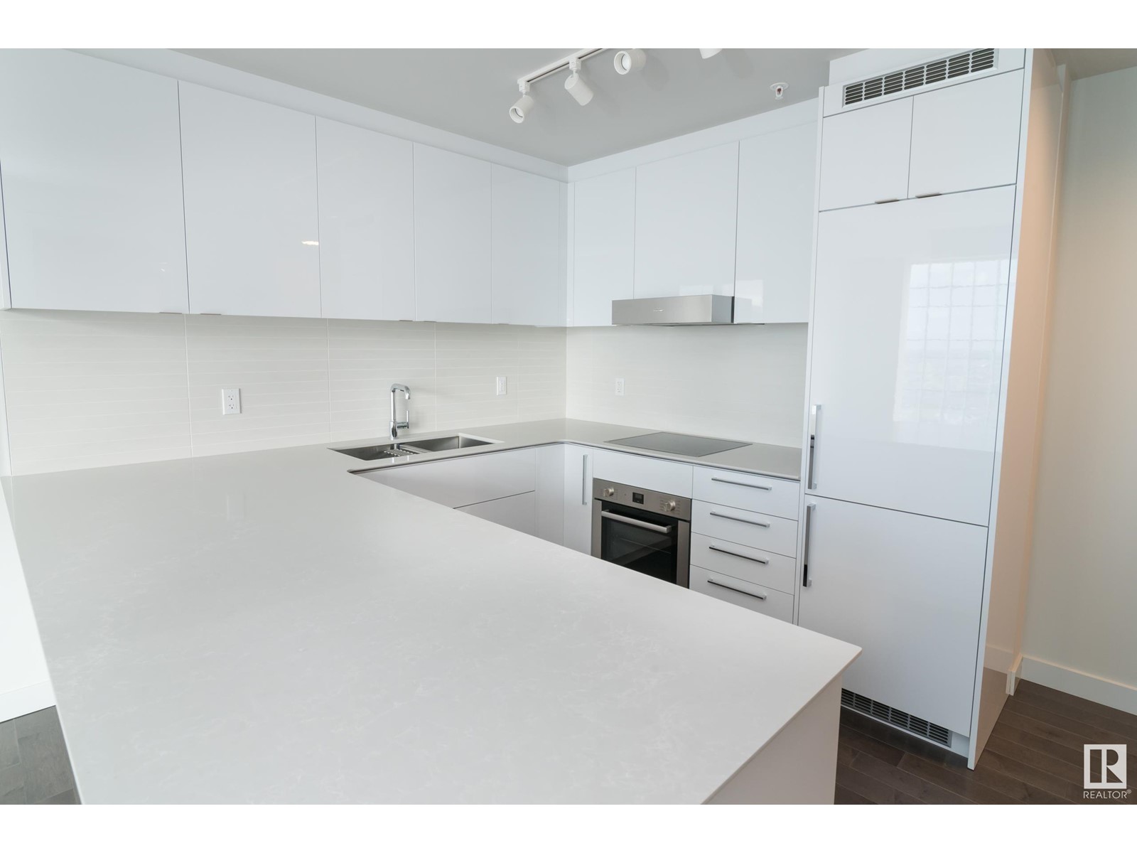 #2609 10360 102 ST NW