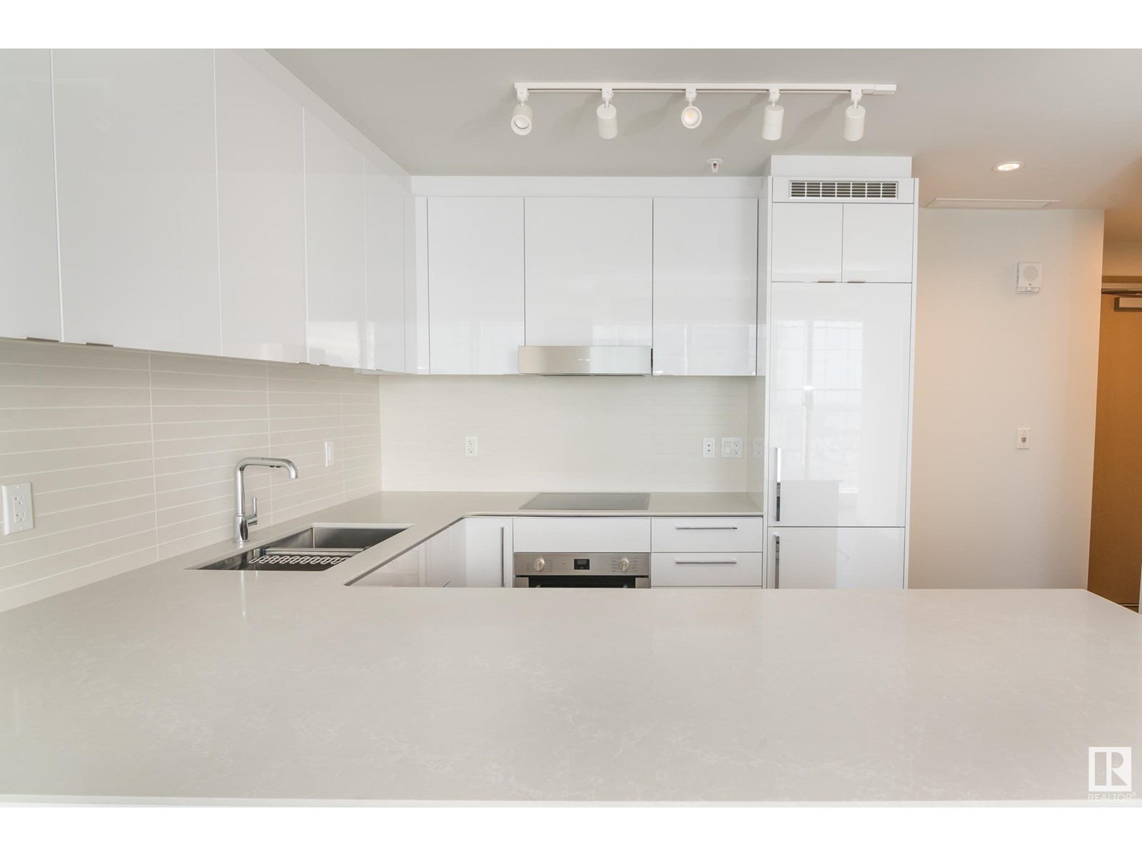 #2609 10360 102 ST NW