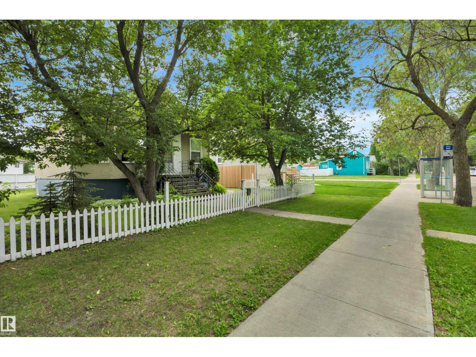 9307 92 ST NW