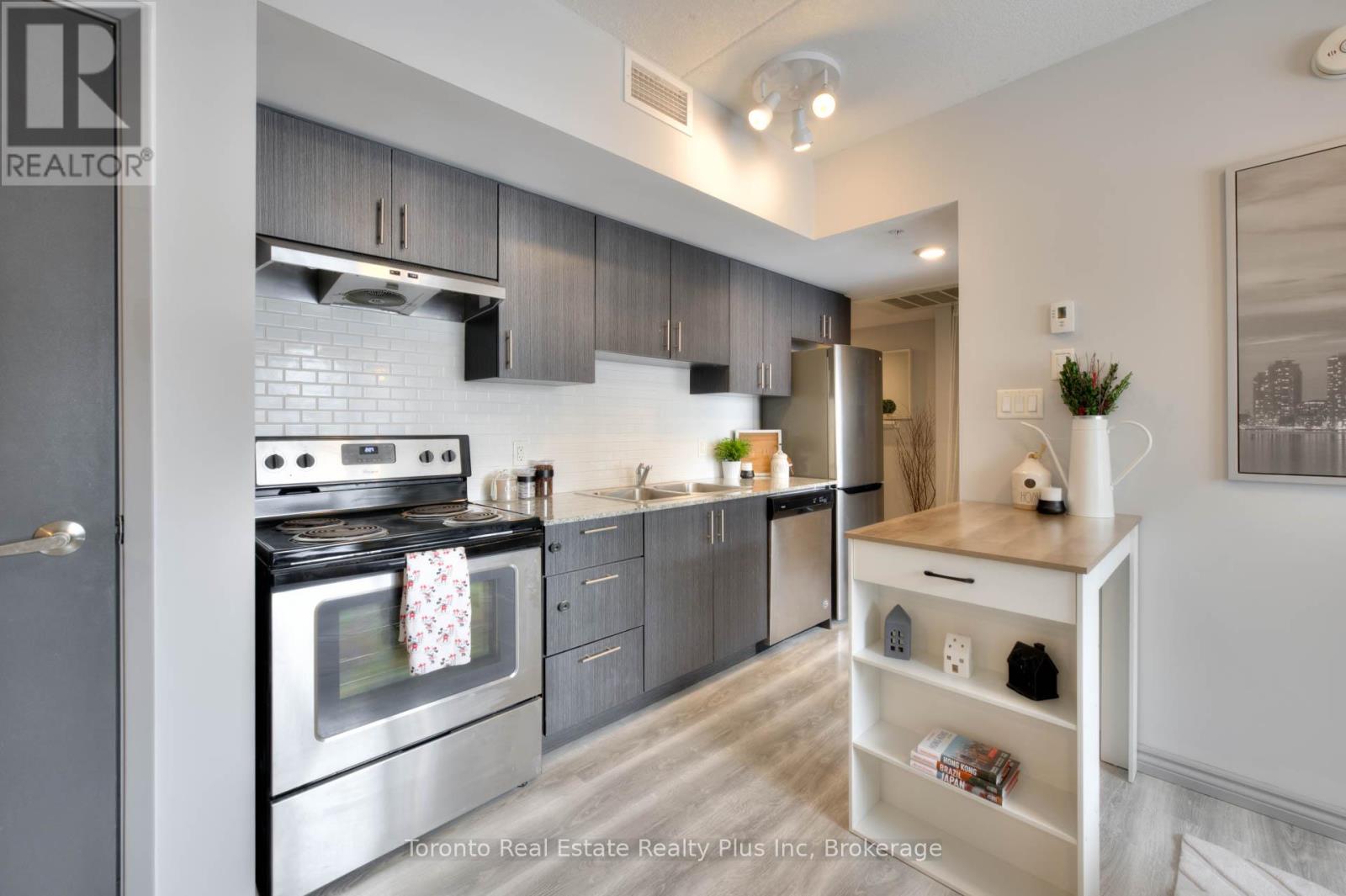 G216 - 275 LARCH STREET