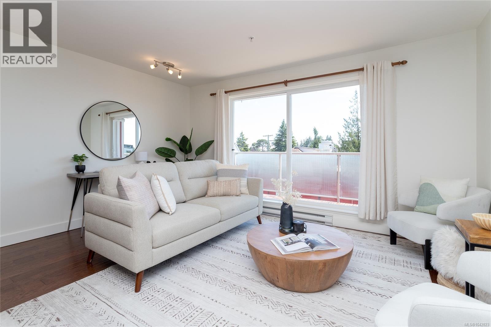 320 1315 Esquimalt Rd