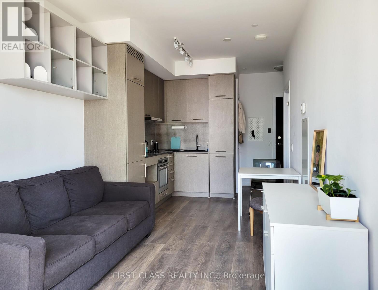 3901 - 87 PETER STREET