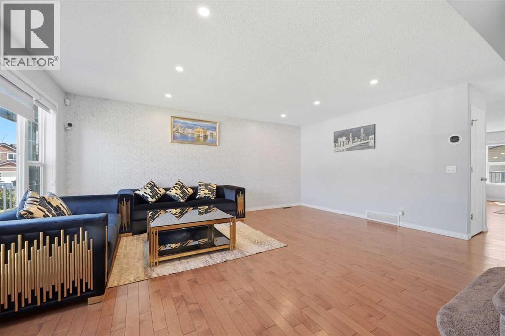 33 Saddlecrest Close NE