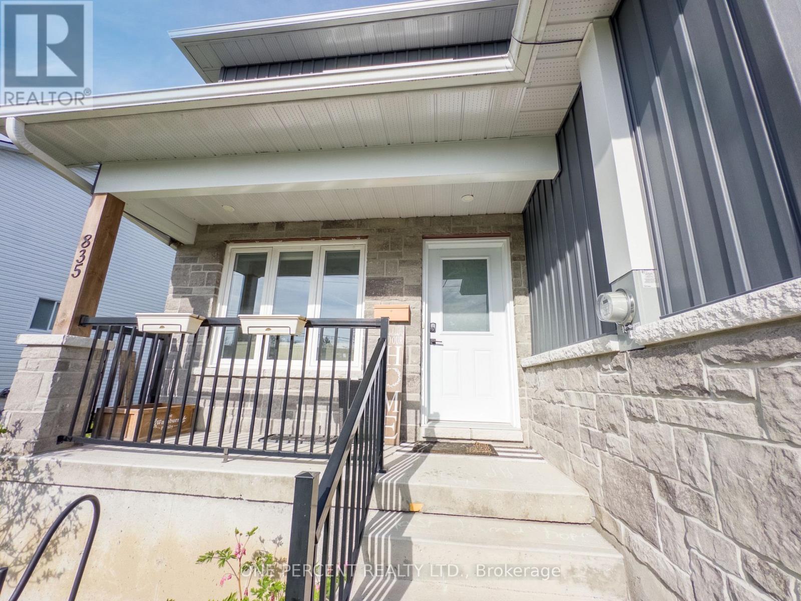 835 QUEEN STREET