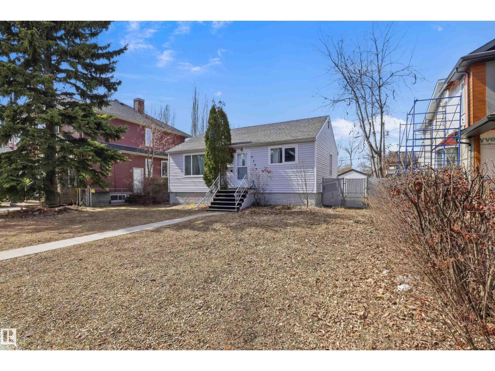 9206 / 9208 90 ST NW