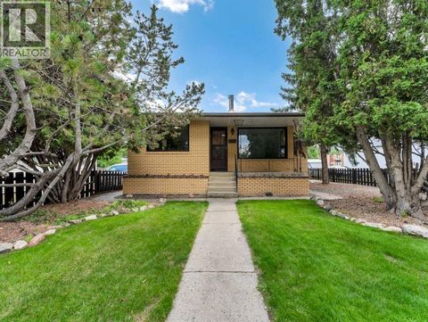 913 5 Street SE Medicine Hat AB T1A0P3