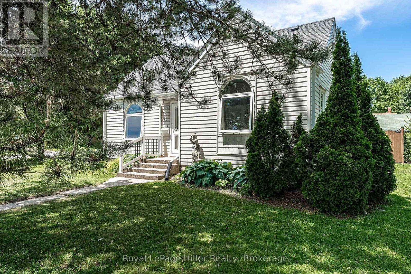 272 JOHN STREET N