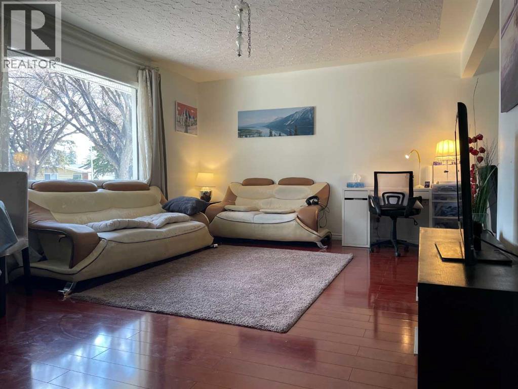 1407 Northmount Drive NW