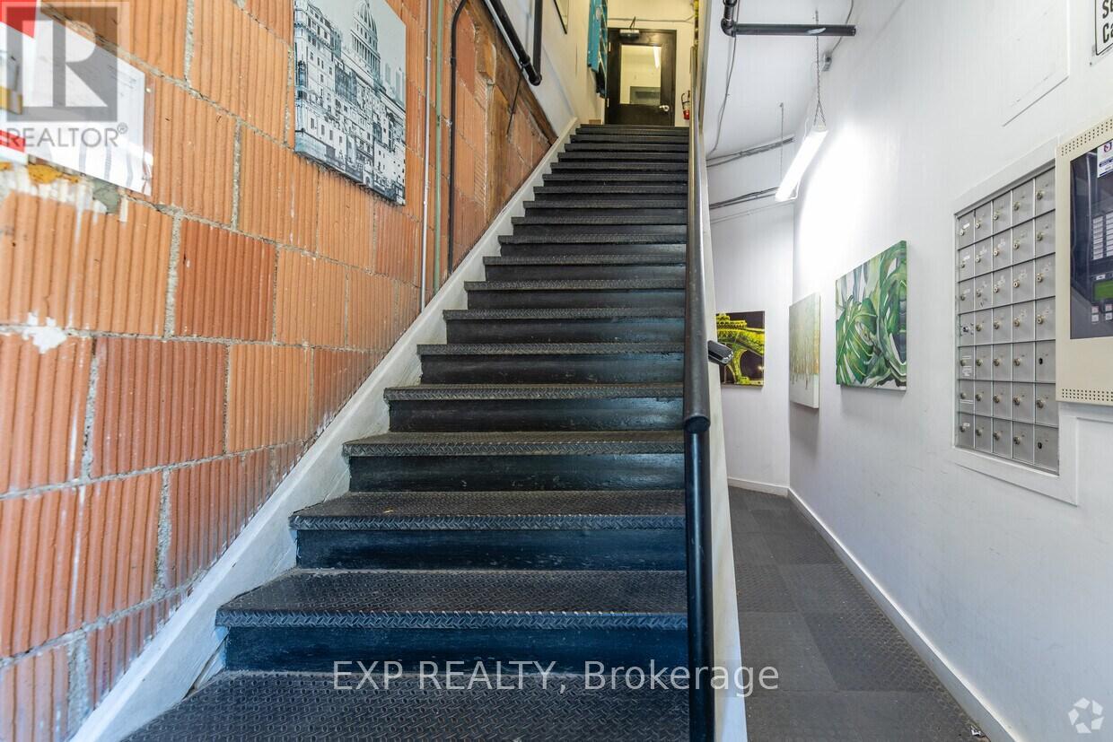 2480 DUNDAS STREET W