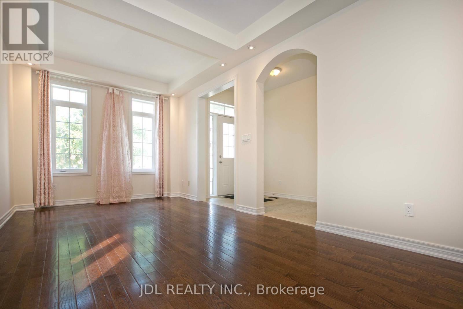 21 WOZNIAK CRESCENT