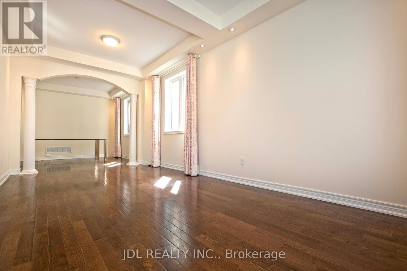 21 WOZNIAK CRESCENT