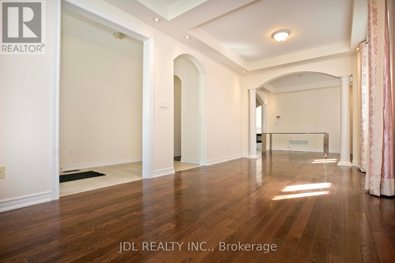 21 WOZNIAK CRESCENT