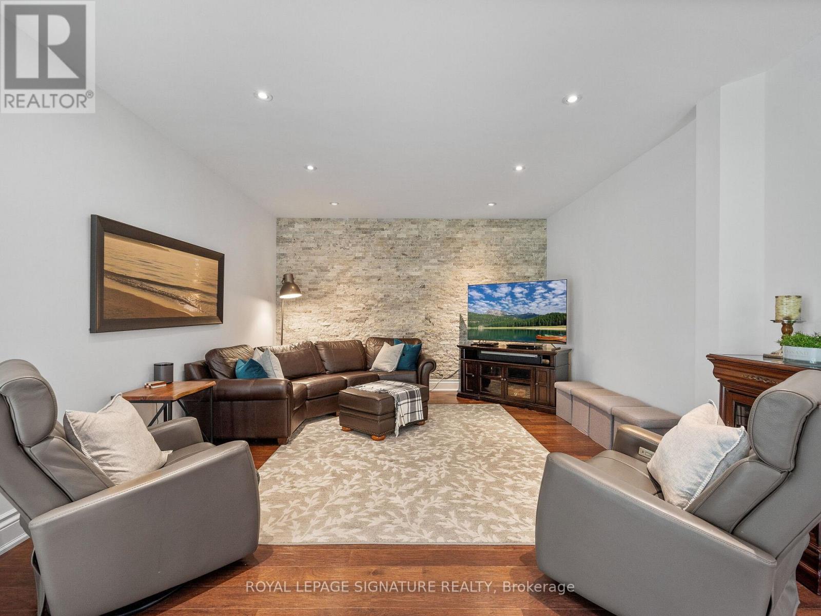 10 FOREST RIDGE CRESCENT