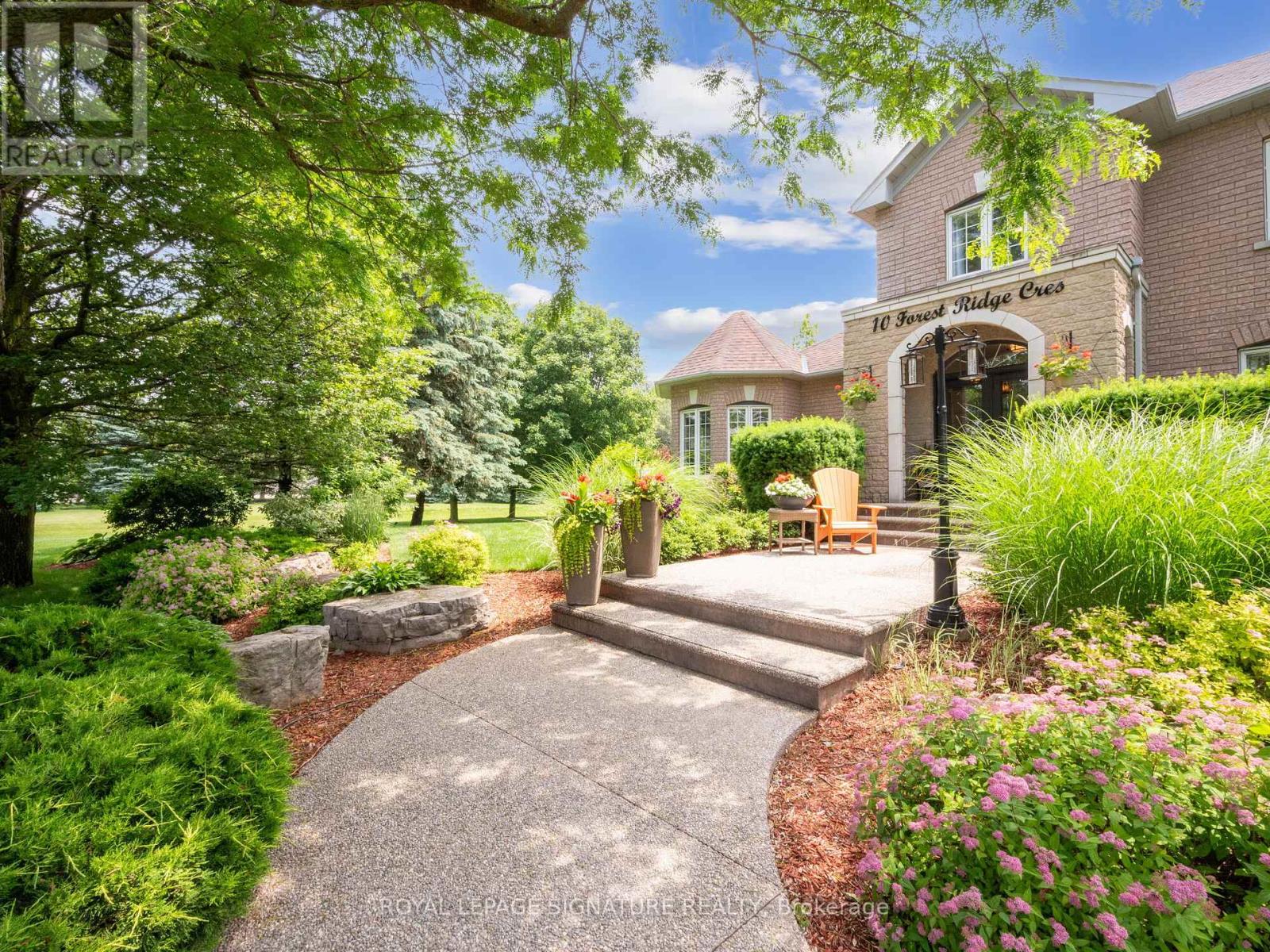 10 FOREST RIDGE CRESCENT