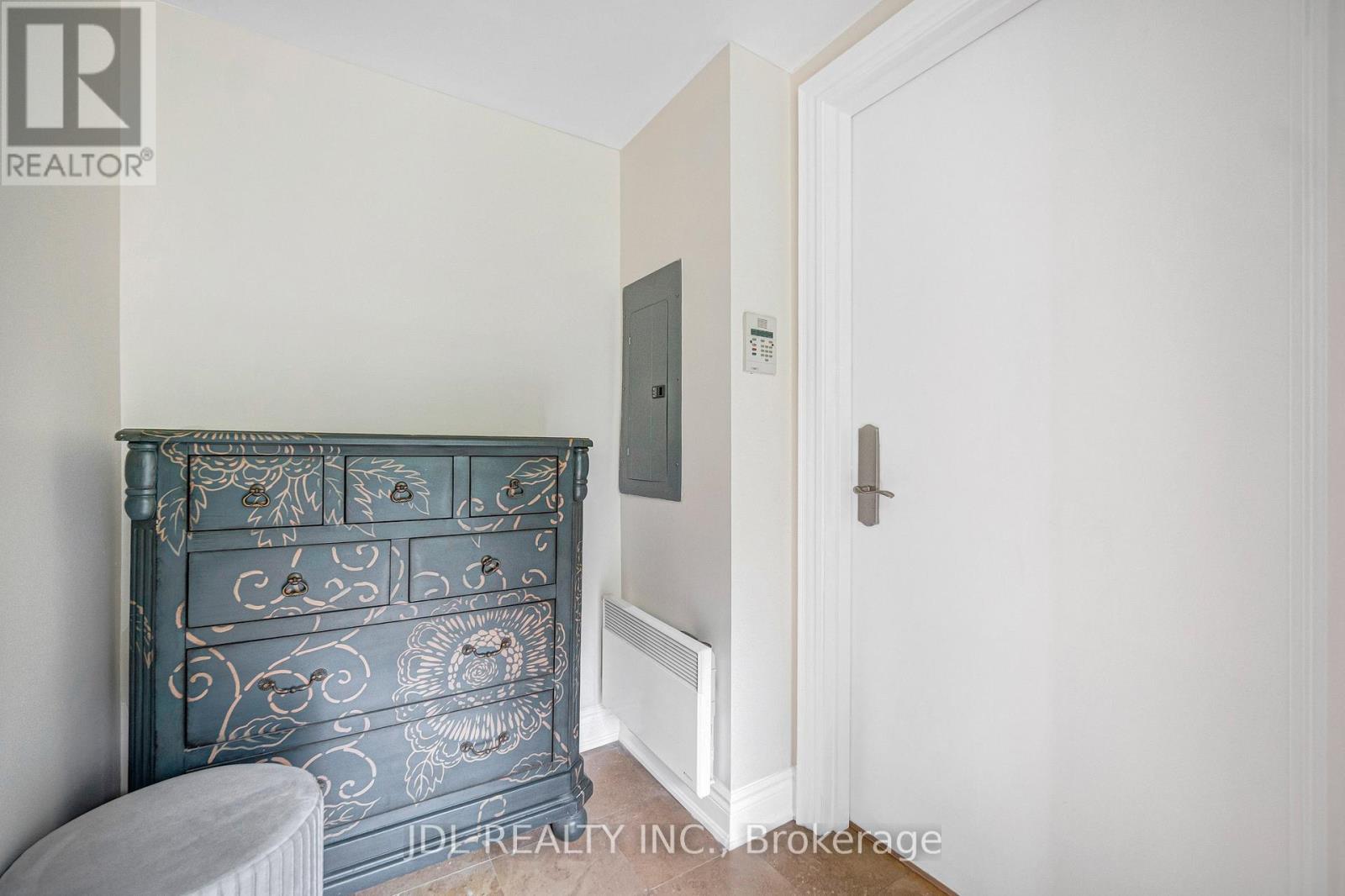 TH07 - 761 BAY STREET