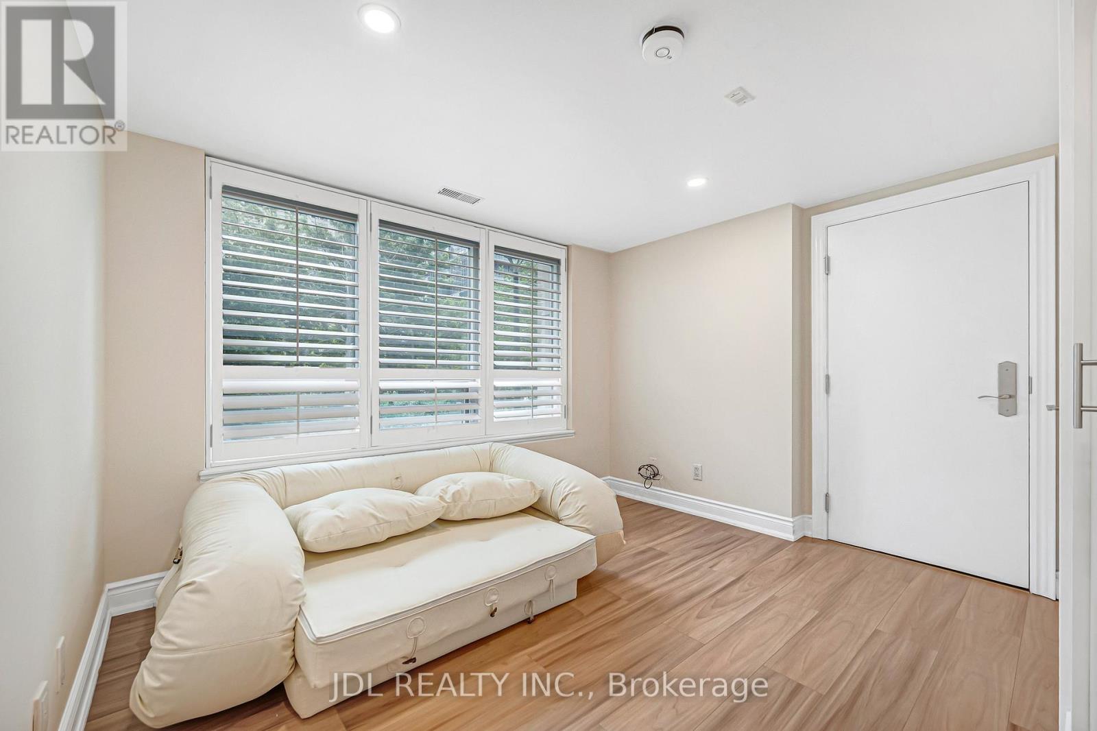 TH07 - 761 BAY STREET