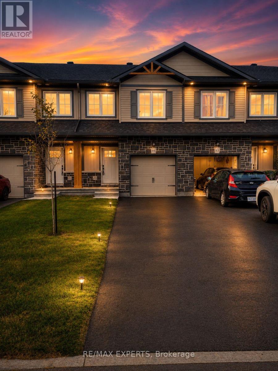Photo 1 of 17 — 95 WHITCOMB CRESCENT E, Smiths Falls, ON K7A0C1