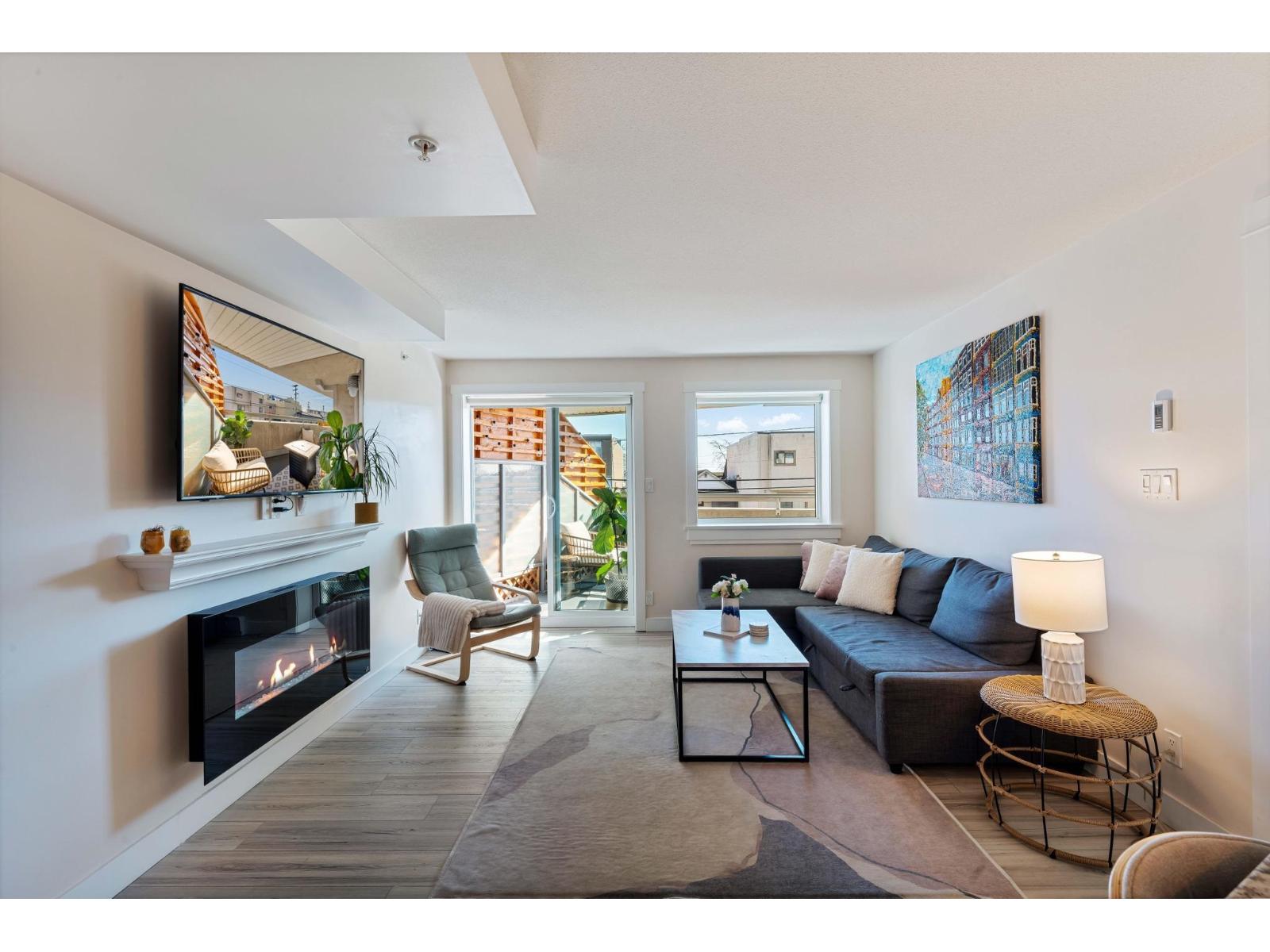 202 14955 VICTORIA AVENUE