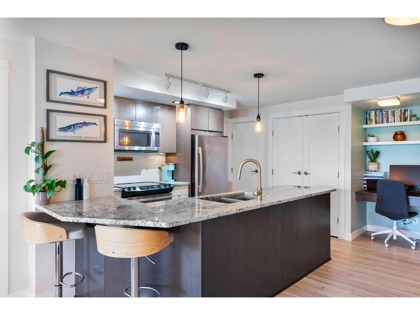 202 14955 VICTORIA AVENUE