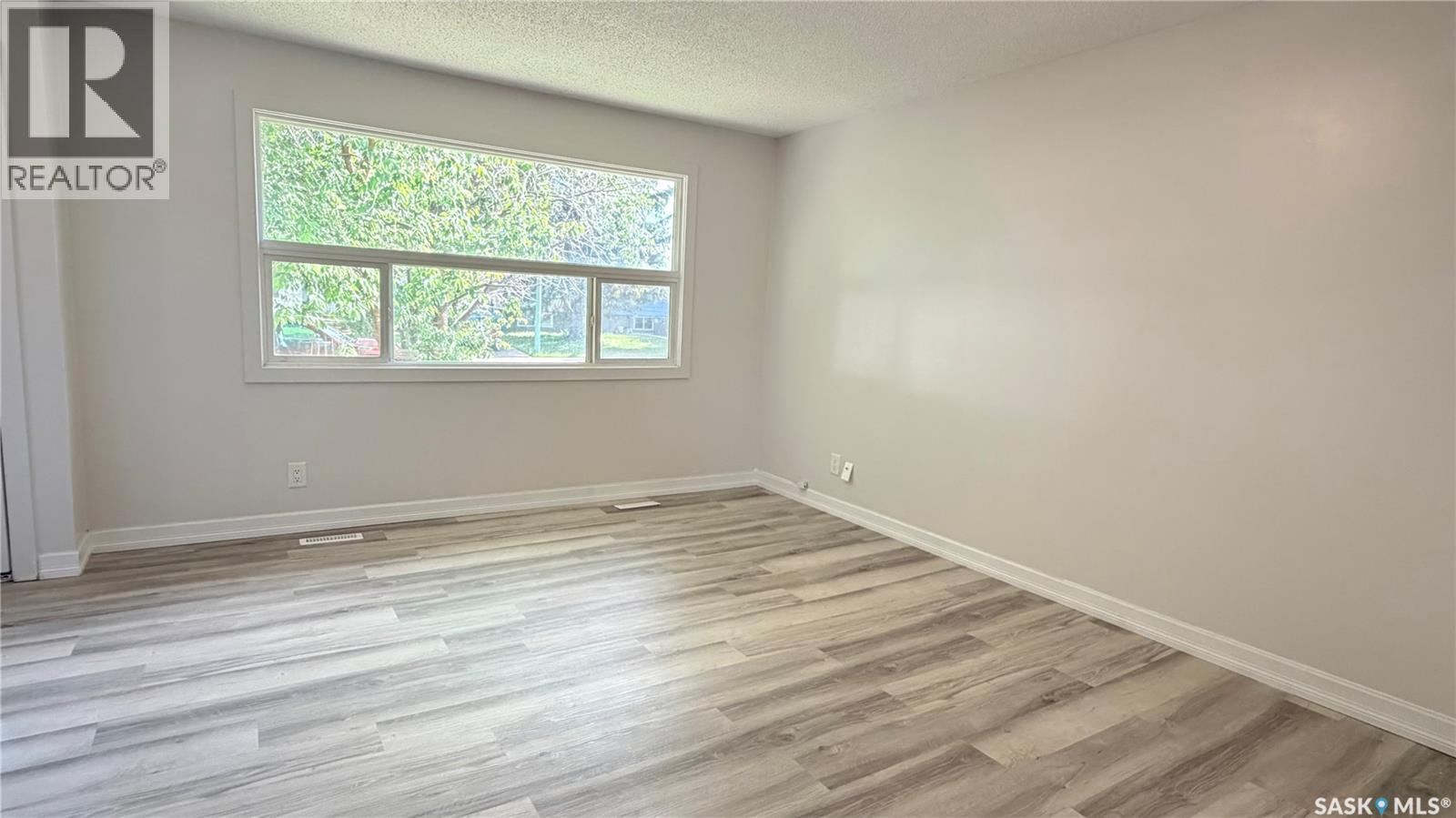 649 Douglas CRESCENT