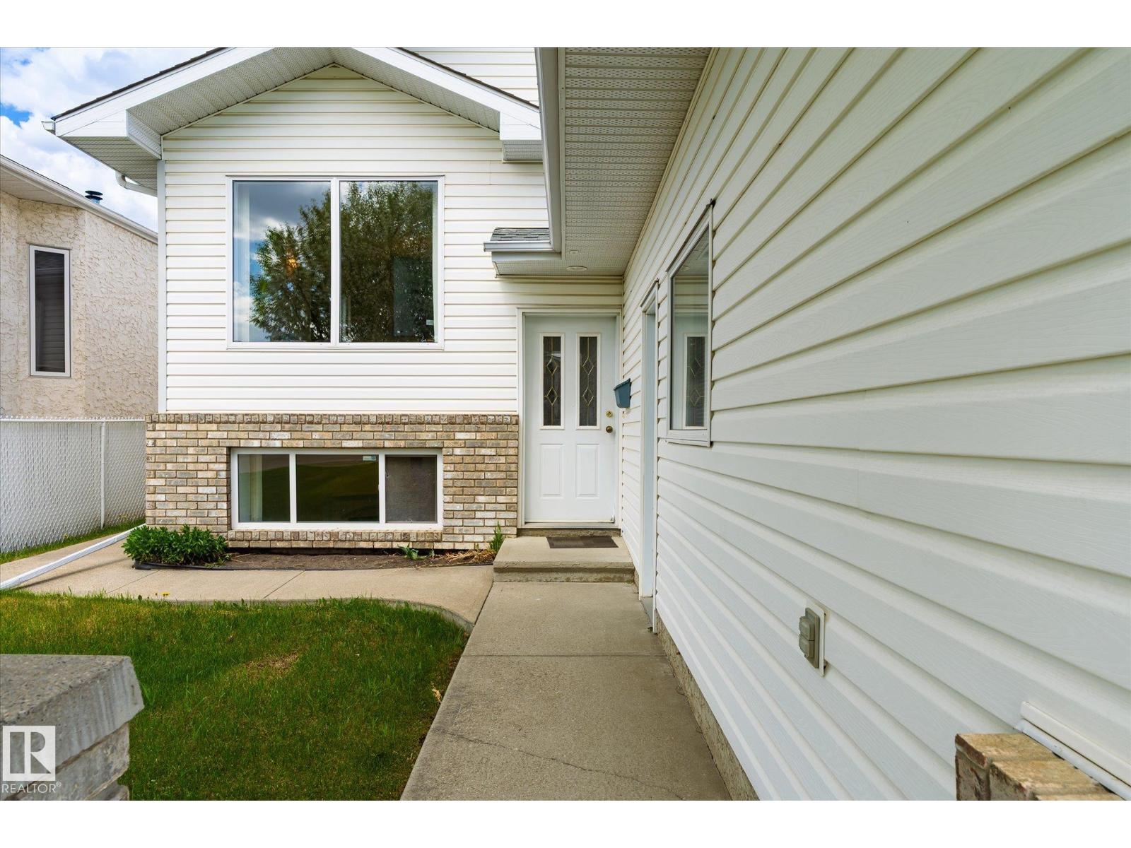 8604 157 AV NW