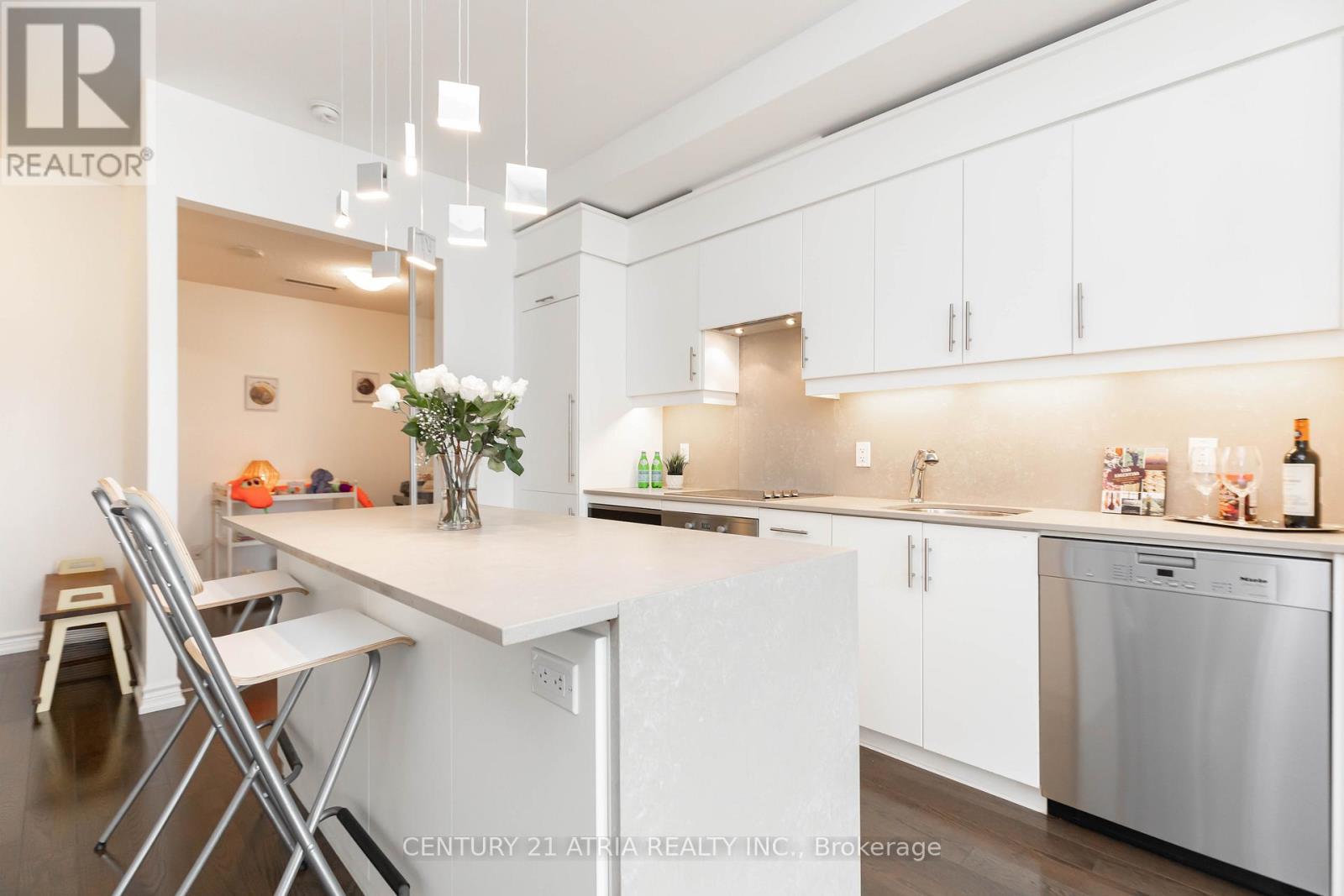 519 - 23 GLEBE ROAD W
