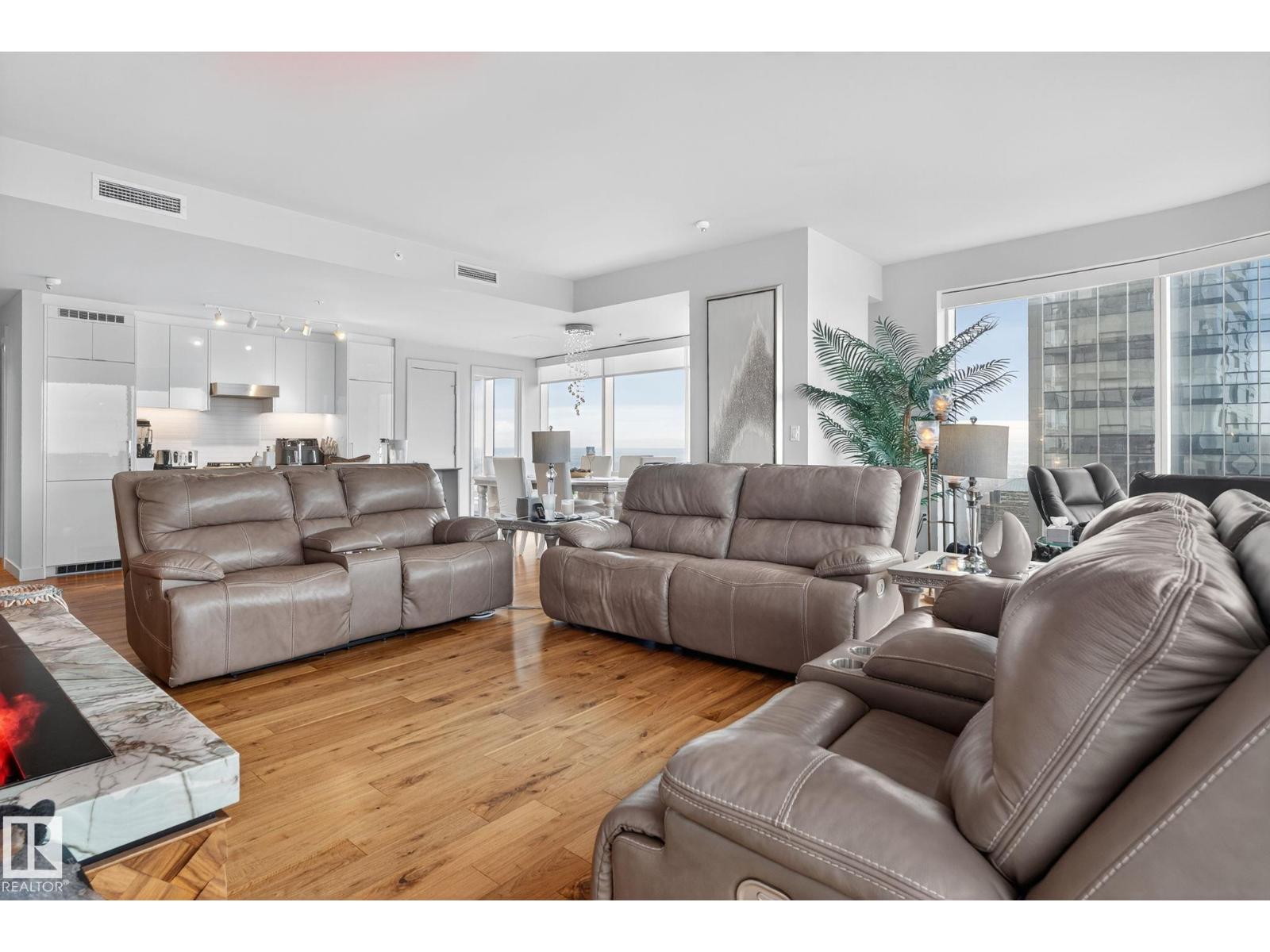 #4206 10360 102 ST NW