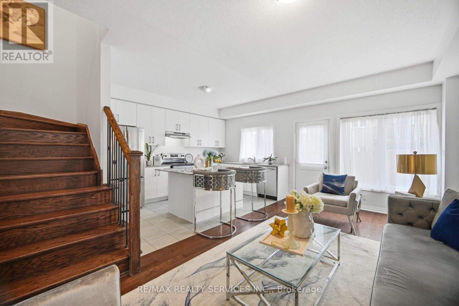 6 LANDSBOROUGH STREET