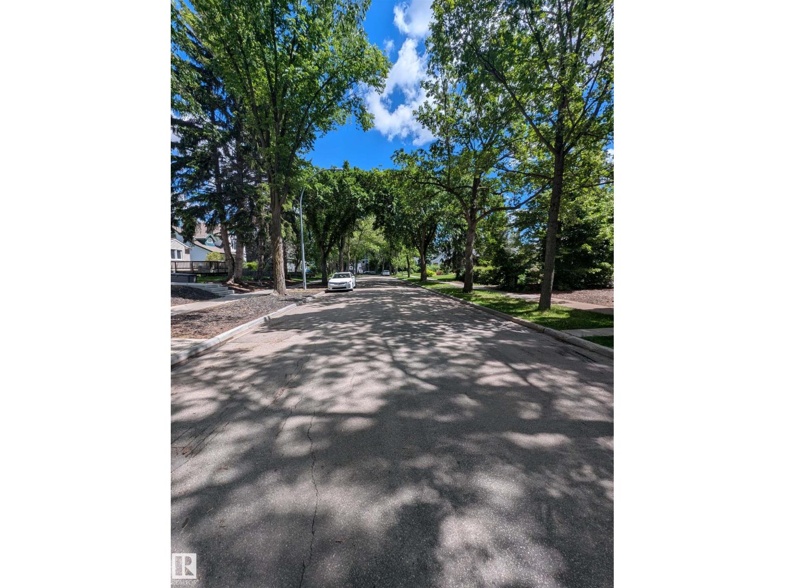 10922 62 AV NW