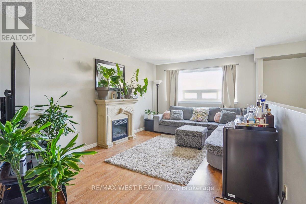 52 - 966 ADELAIDE AVENUE E