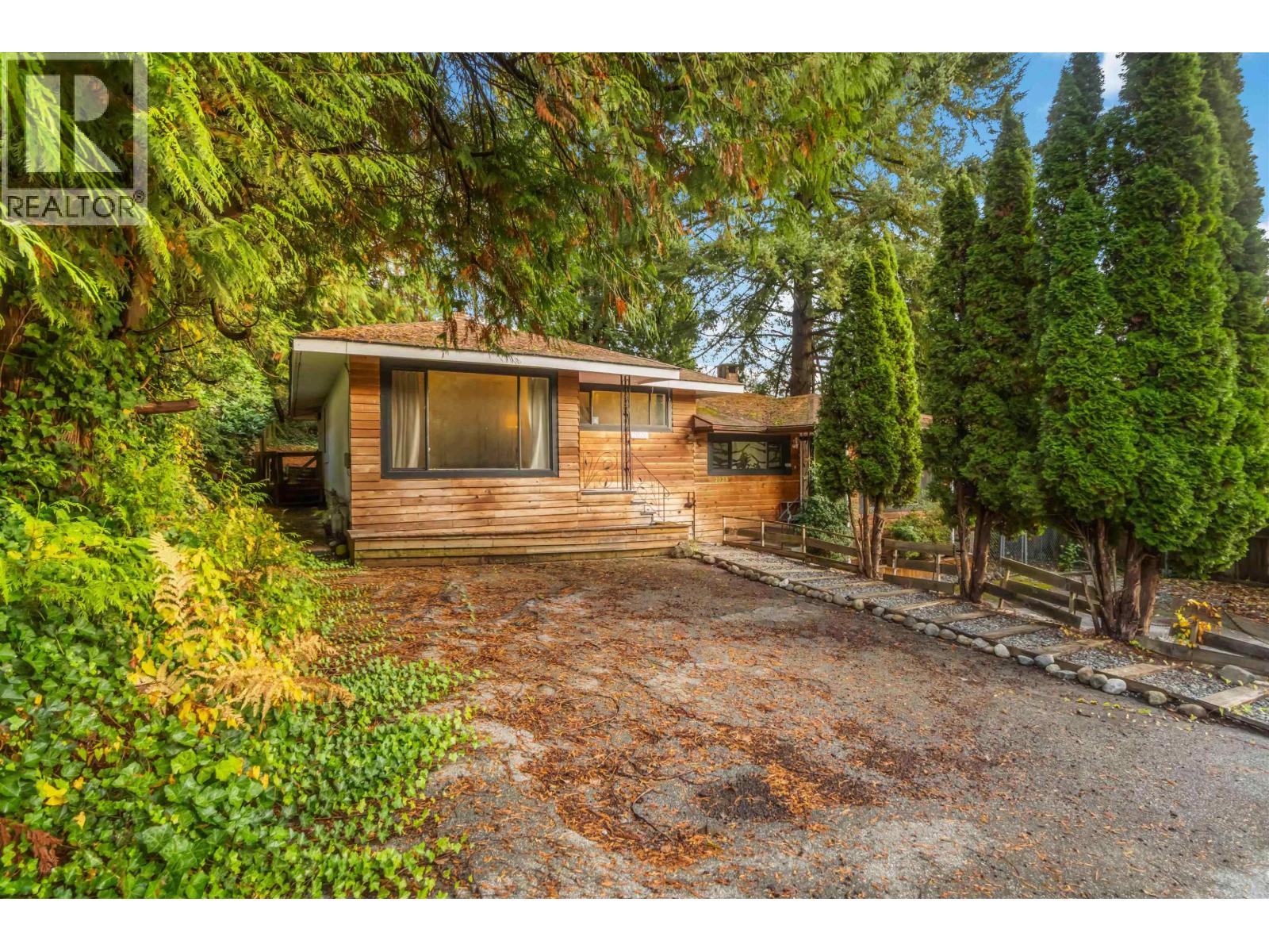 2026 2028 COLUMBIA STREET