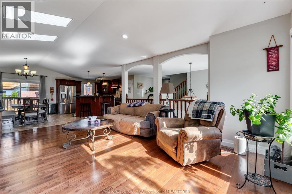 924 Driftwood CRESCENT