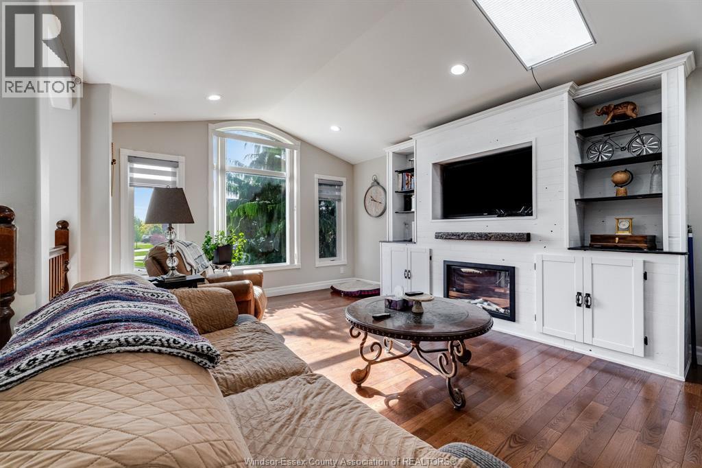 924 Driftwood CRESCENT