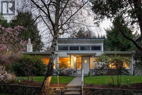 2533 Sinclair Rd Saanich BC V8N1P7