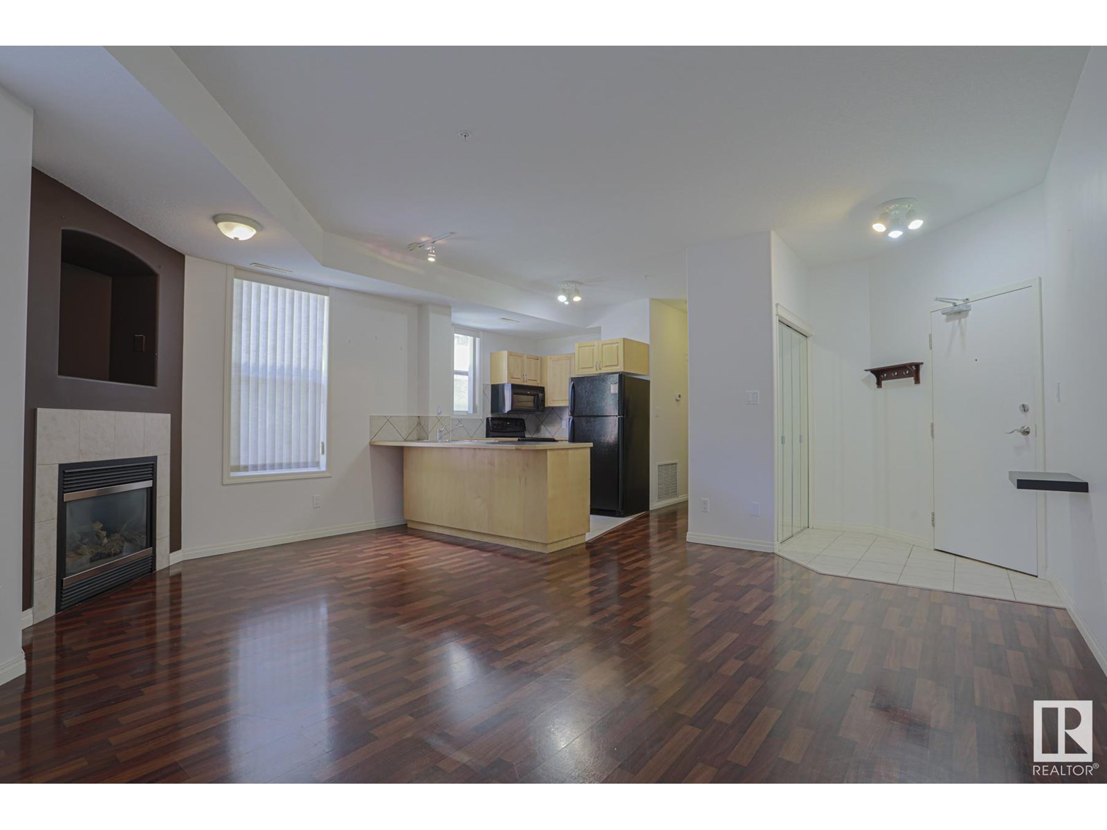 #100 10145 114 ST NW