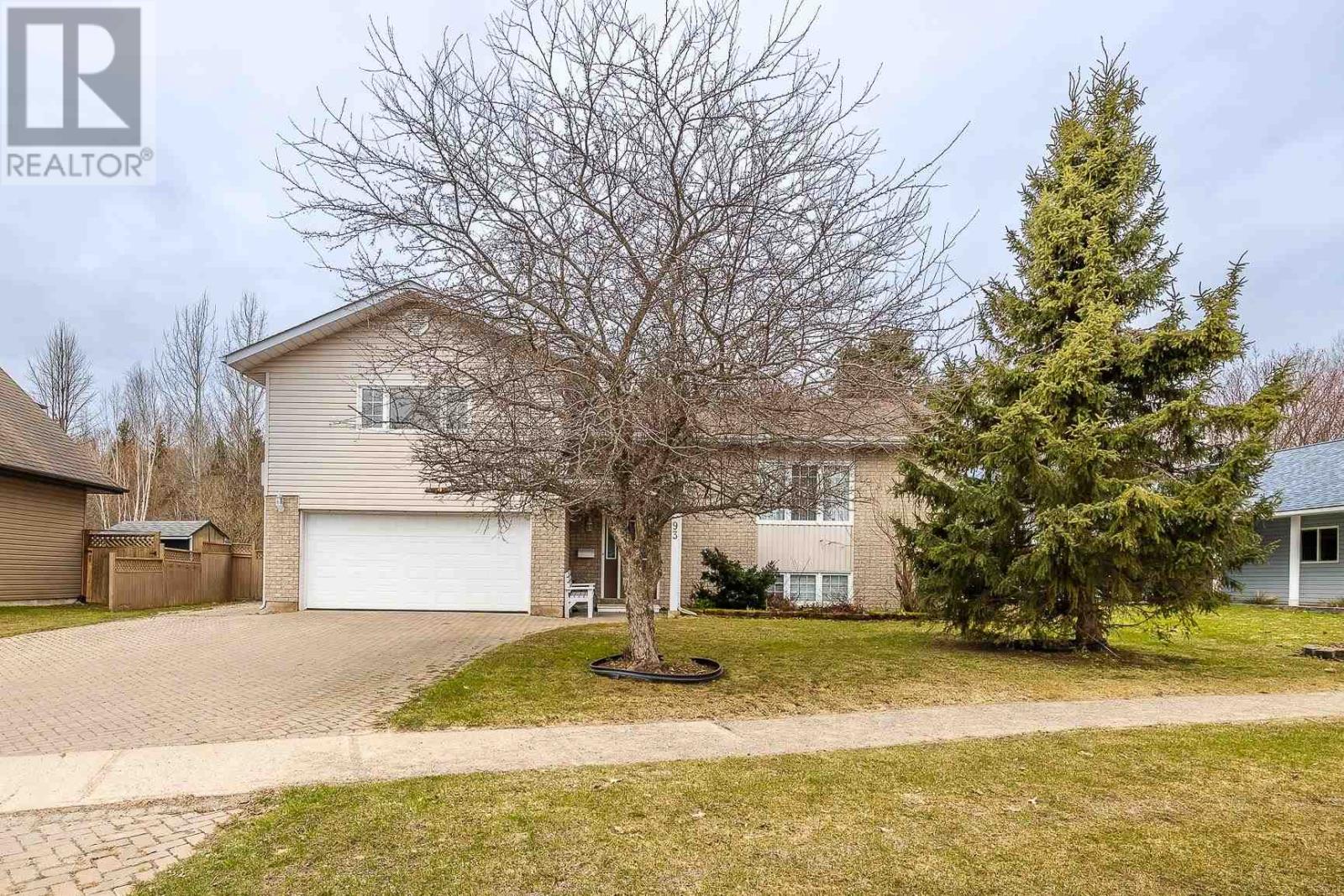 Photo 1 of 20 — 93 Queensgate BLVD, Sault Ste. Marie, ON P6A6Y4